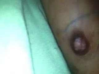 mamando tetas con pezones grandes y oscuros lactando